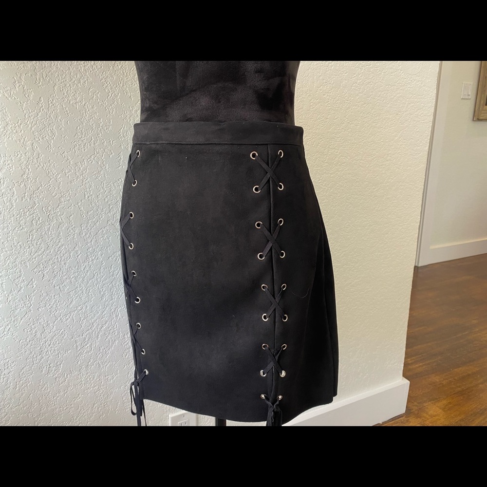 Missguided suede eyelet skirt 8 - Picture 4 of 11